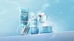Ba sản phẩm Pond’s Hydra Miracle Ultra Light. Tông xanh phối bạc. Một chai serum đang mở nắp, phần ống nhỏ giọt hiện rõ.