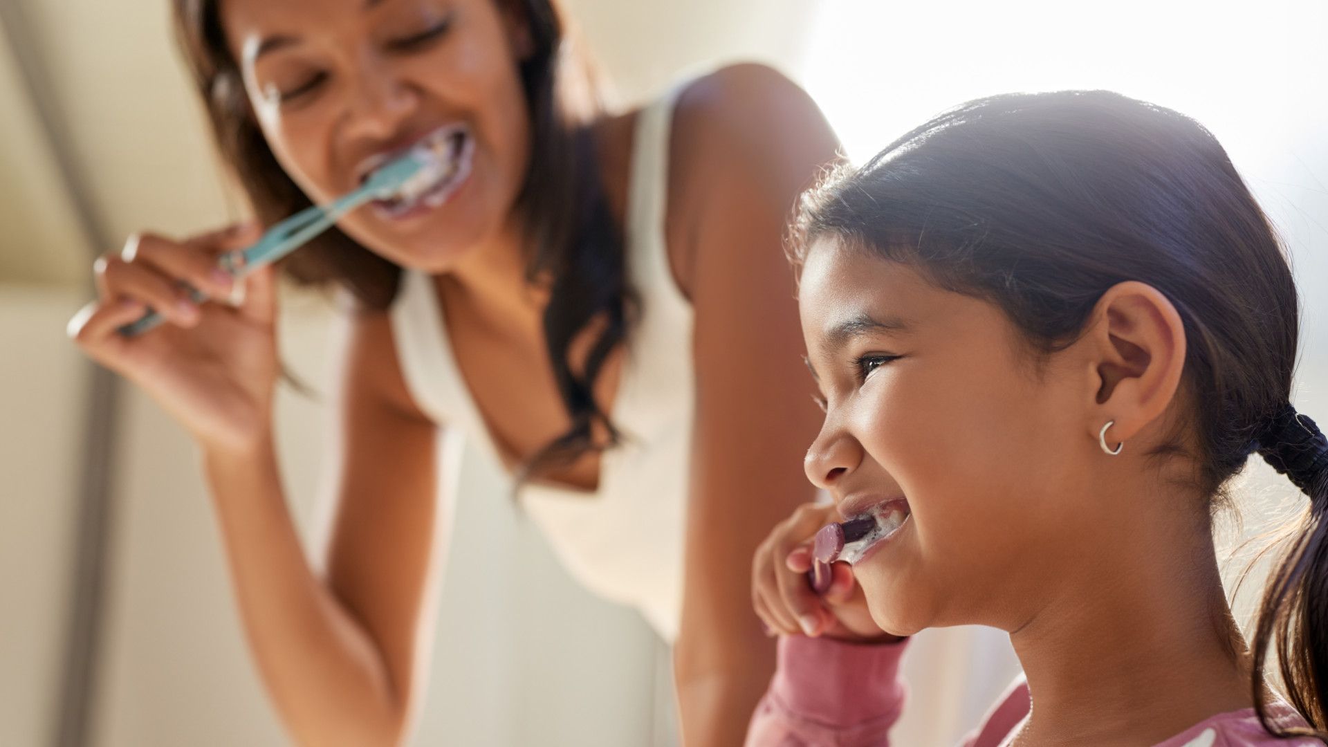 Cả mẹ và con gái cùng nhau đánh răng.