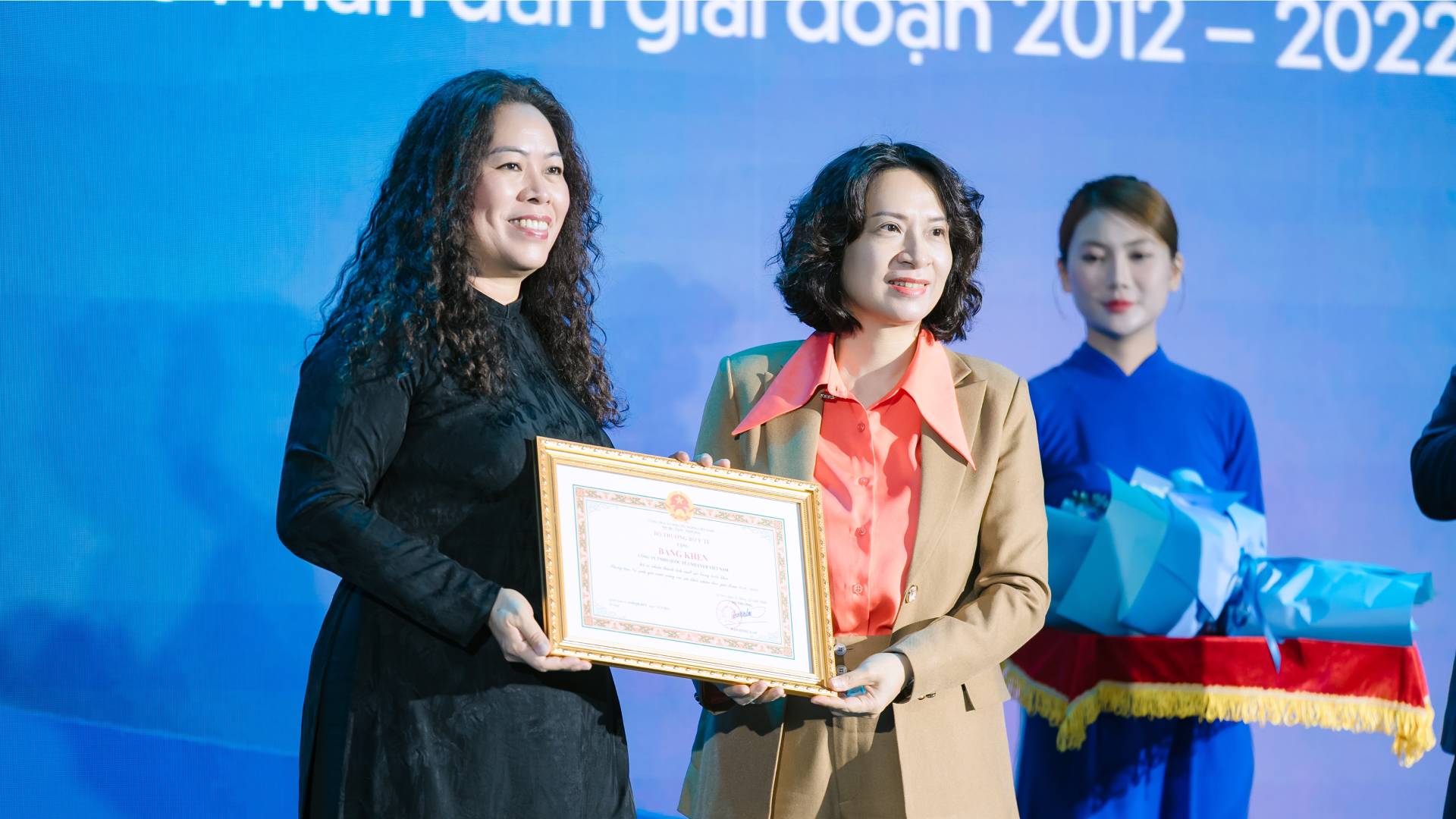 Bà Nguyễn Thị Liên Hương - Thứ trưởng Bộ Y Tế trao Bằng khen từ Bộ Y tế cho Unilever Việt Nam cho thành tích xuất sắc trong việc triển khai Phong trào Vệ sinh yêu nước nâng cao sức khỏe nhân dân giai đoạn 2012-2022.