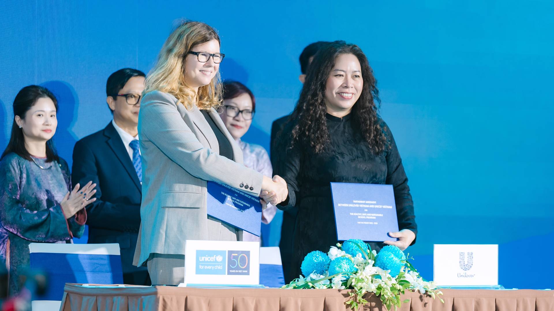 Bà Silvia Dainalov - Trưởng Đại diện UNICEF tại Việt Nam ký kết Thỏa thuận hợp tác chương trình "Trường học khỏe mạnh, an toàn và bền vững" - Giai đoạn 2025-2028 giữa Unilever Việt Nam và Quỹ Nhi đồng Liên Hợp Quốc (UNICEF)