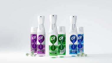 Hình ảnh hiển thị ba sản phẩm tẩy rửa Cif trong chai xịt nhựa cùng các túi refill đi kèm. Có ba biến thể sản phẩm khác nhau với nhãn màu tím, xanh lá và xanh dương.