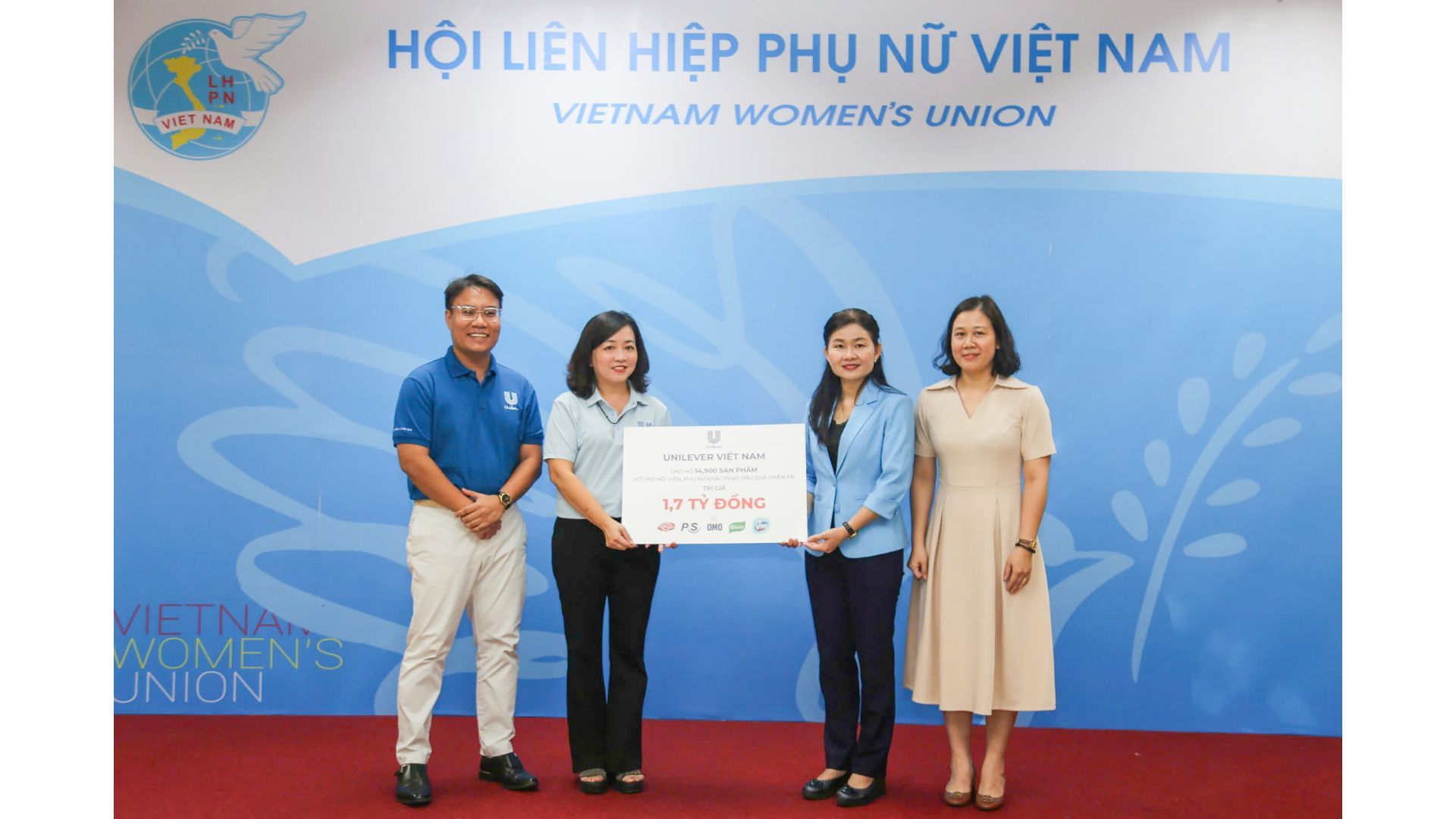Bà Lê Thị Hồng Nhi - Phó Tổng giám đốc Truyền thông & Đối ngoại của Unilever Việt Nam cùng bà Tôn Thị Ngọc Hạnh - Phó Chủ tịch Hội Liên hiệp Phụ nữ Việt Nam