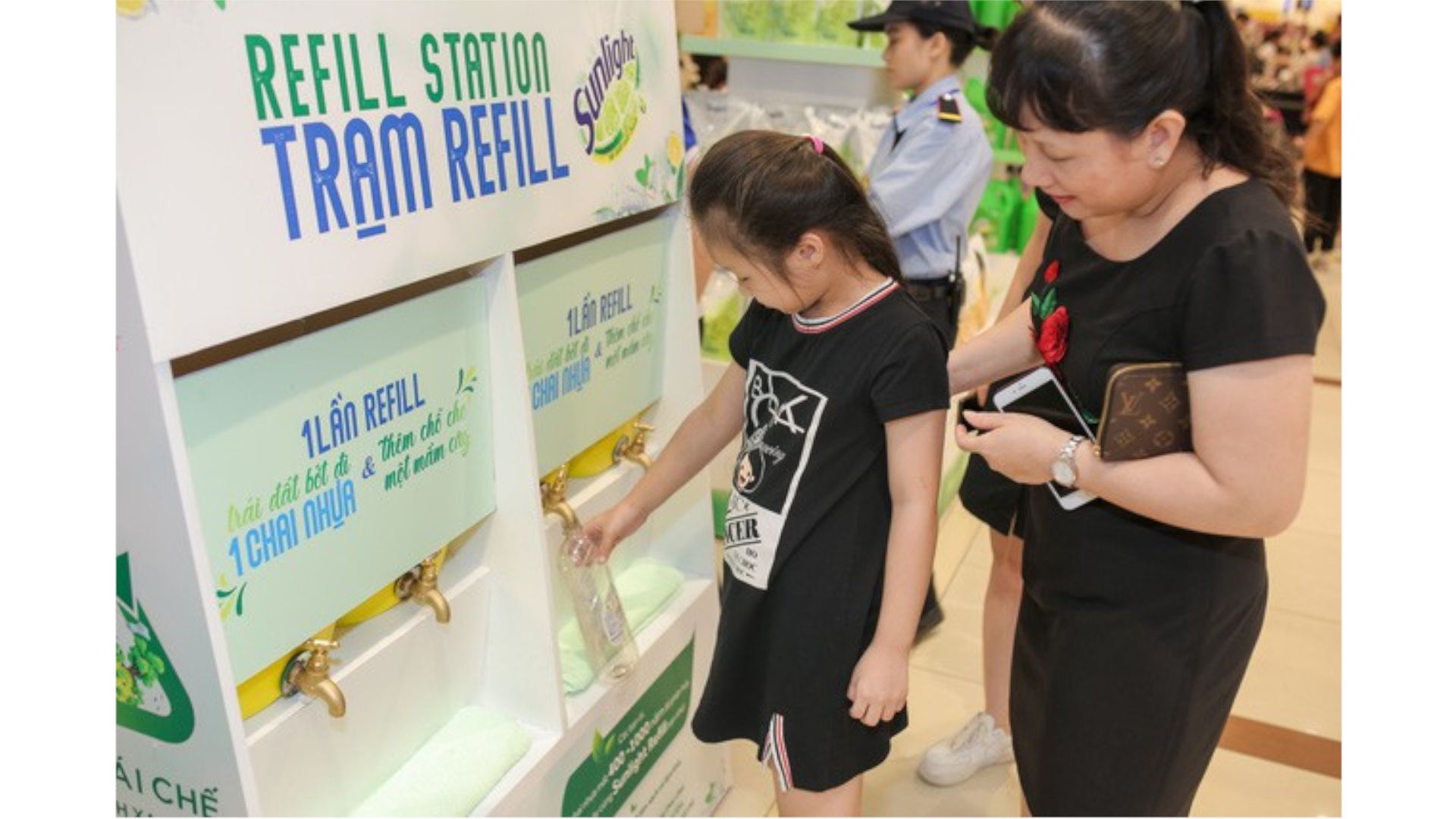 Unilever khuyến khích đổ sản phẩm vào chai nhựa rỗng để giảm nhựa