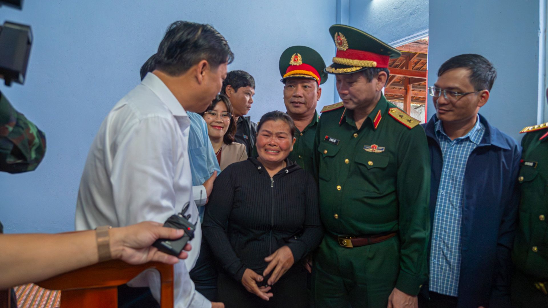 Người dân xã Hòa Thịnh xúc động khi được nhận nhà mới