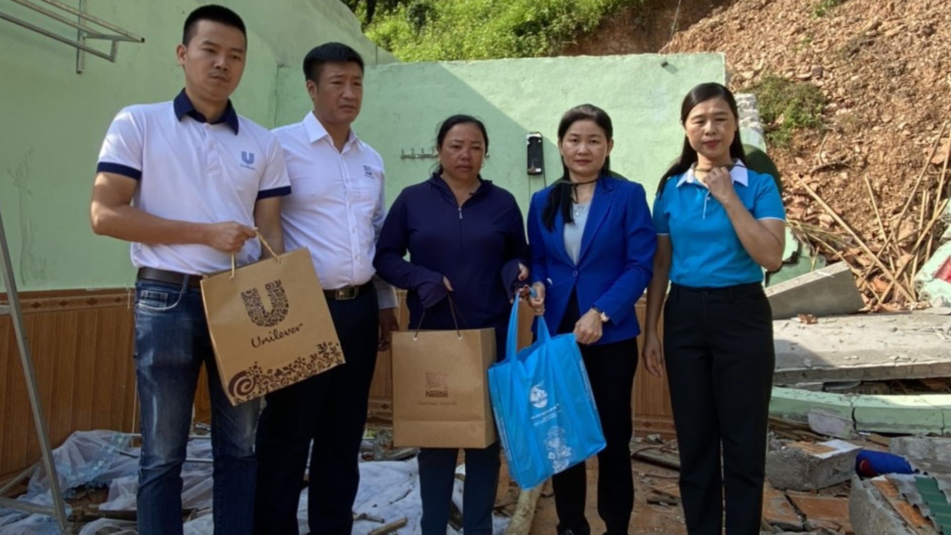 Unilever hỗ trợ phụ nữ chịu ảnh hưởng của bão lũ