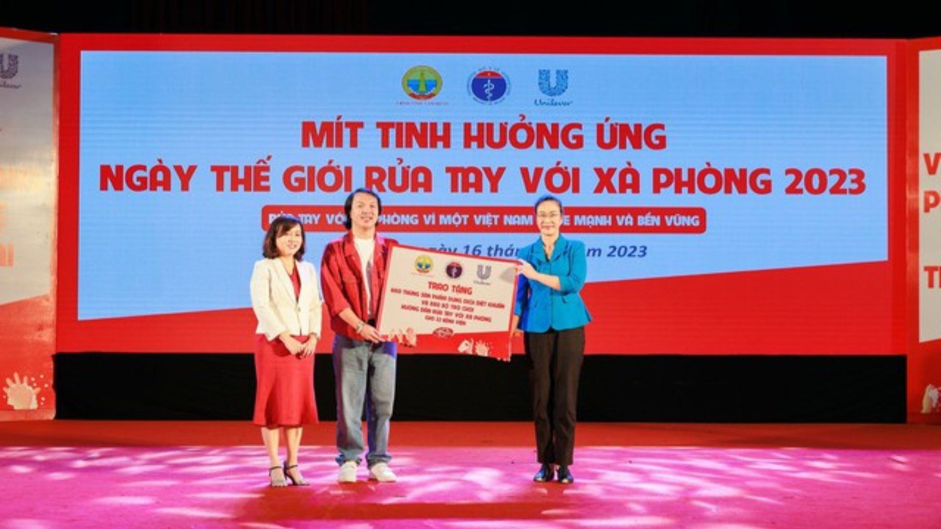 đại diên Unilever và nhãn hàng Lifebuoy trao tặng