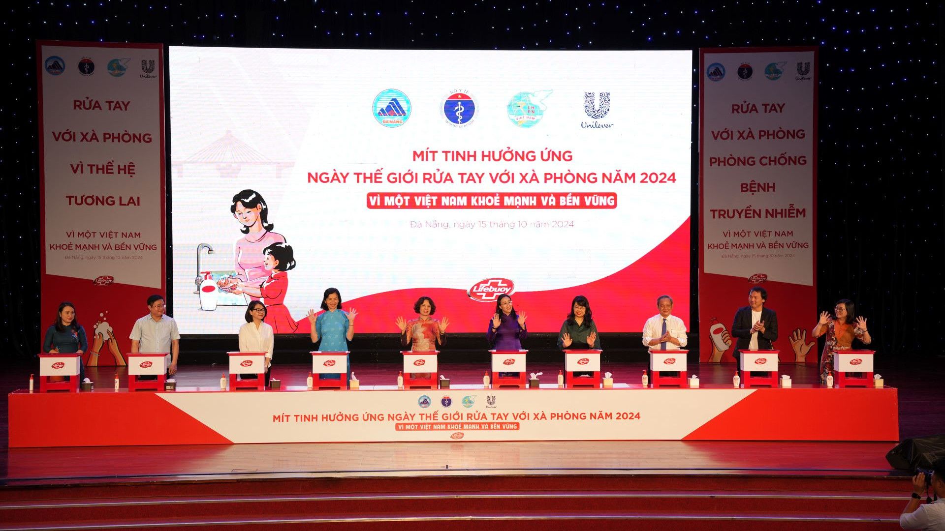 Các đại biểu thực hiện nghi thức rửa tay