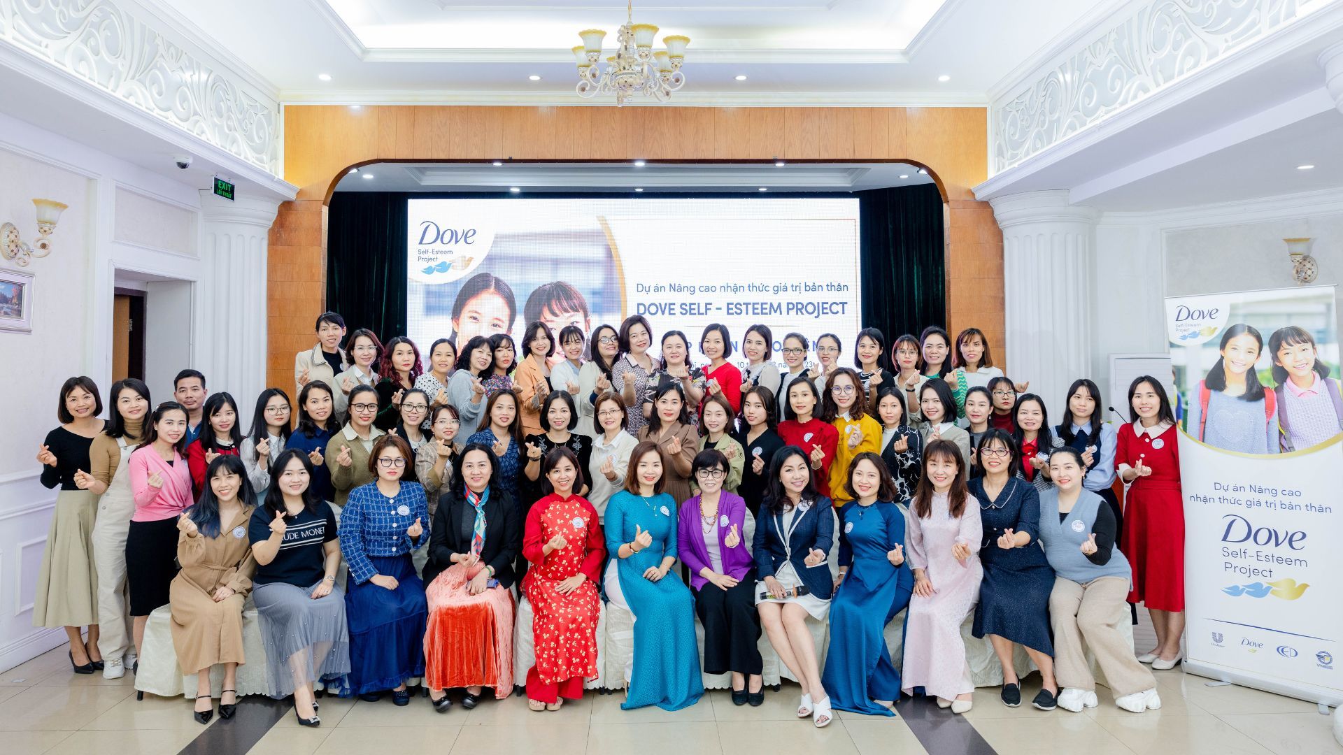 các chị em giáo viên tham gia chương trình