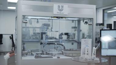Robot ‘Ariana’ được sử dụng để phát triển các sản phẩm chăm sóc tóc Dove cho Unilever. Một khoang kính lớn với thiết bị đặt bên trong.