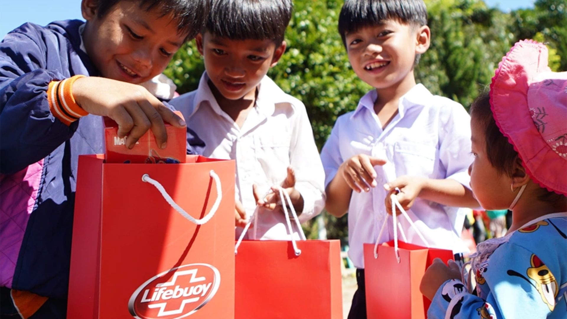 Học sinh vùng cao nhận quà từ Lifebuoy