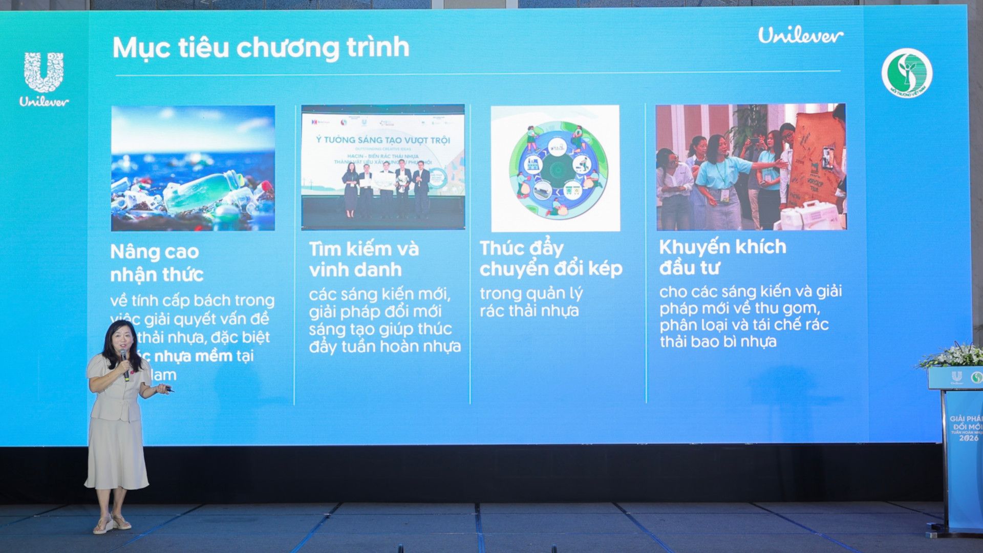 Bà Lê Thị Hồng Nhi - Phó Tổng Giám đốc Truyền thông, Đối ngoại và Phát triển bền vững, Unilever Việt Nam giới thiệu các thông tin chính về Cuộc thi “Giải pháp Đổi mới Tuần hoàn Nhựa 2026”