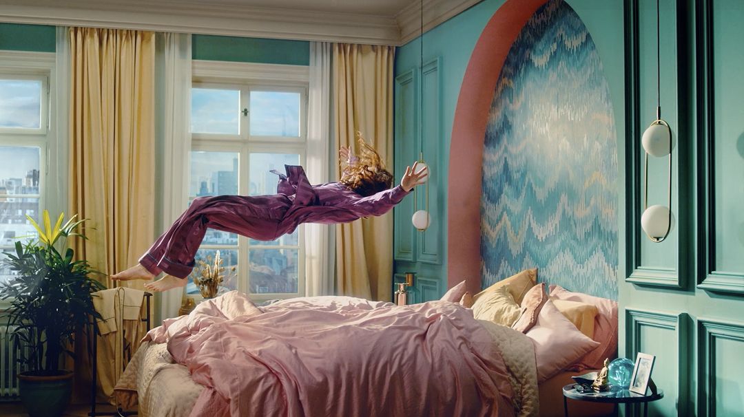 Người rơi xuống giường