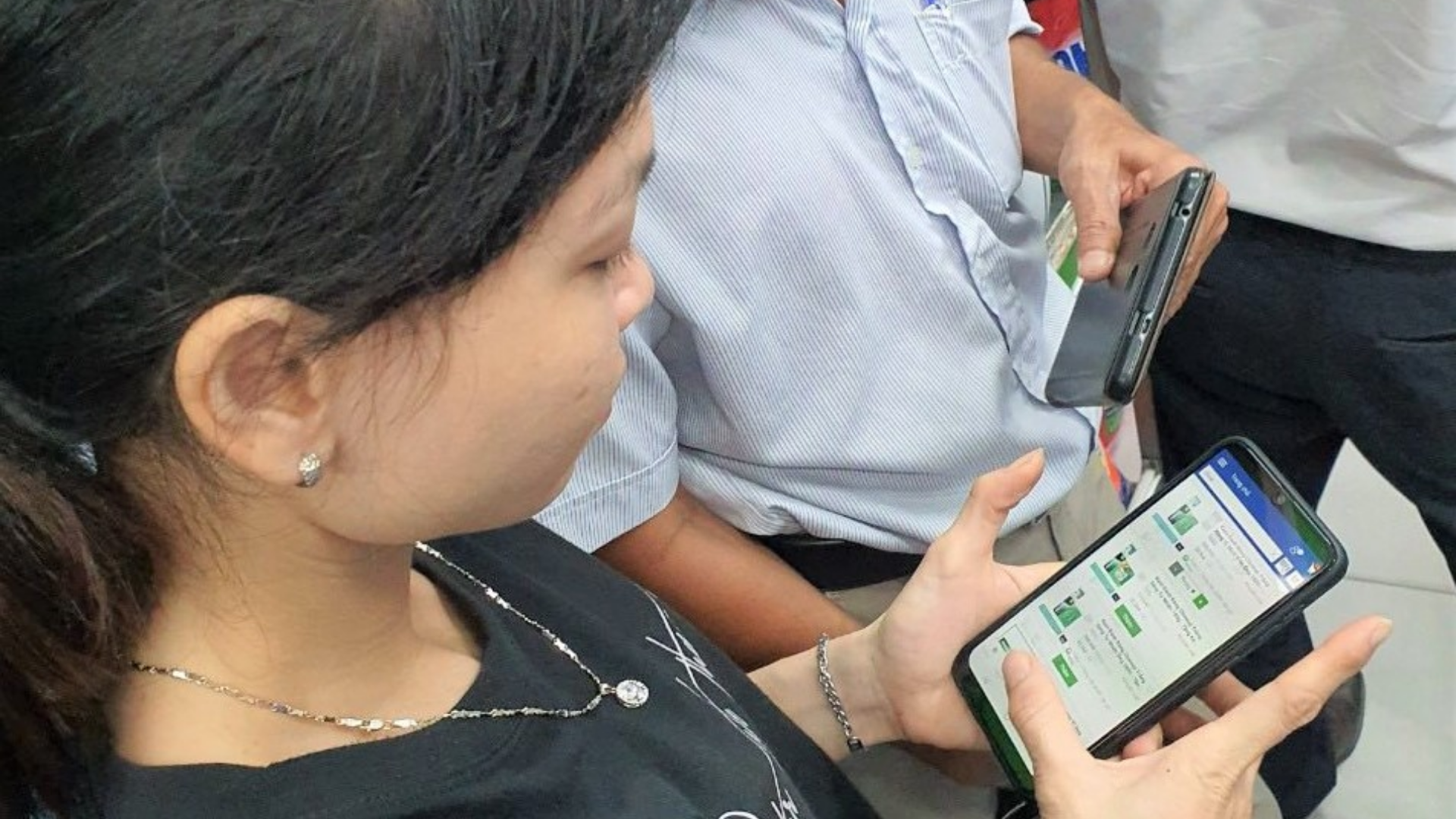 Tiểu thương bán lẻ sử dụng ứng dụng OrderUNow để nhập hàng trực tiếp từ Unilever