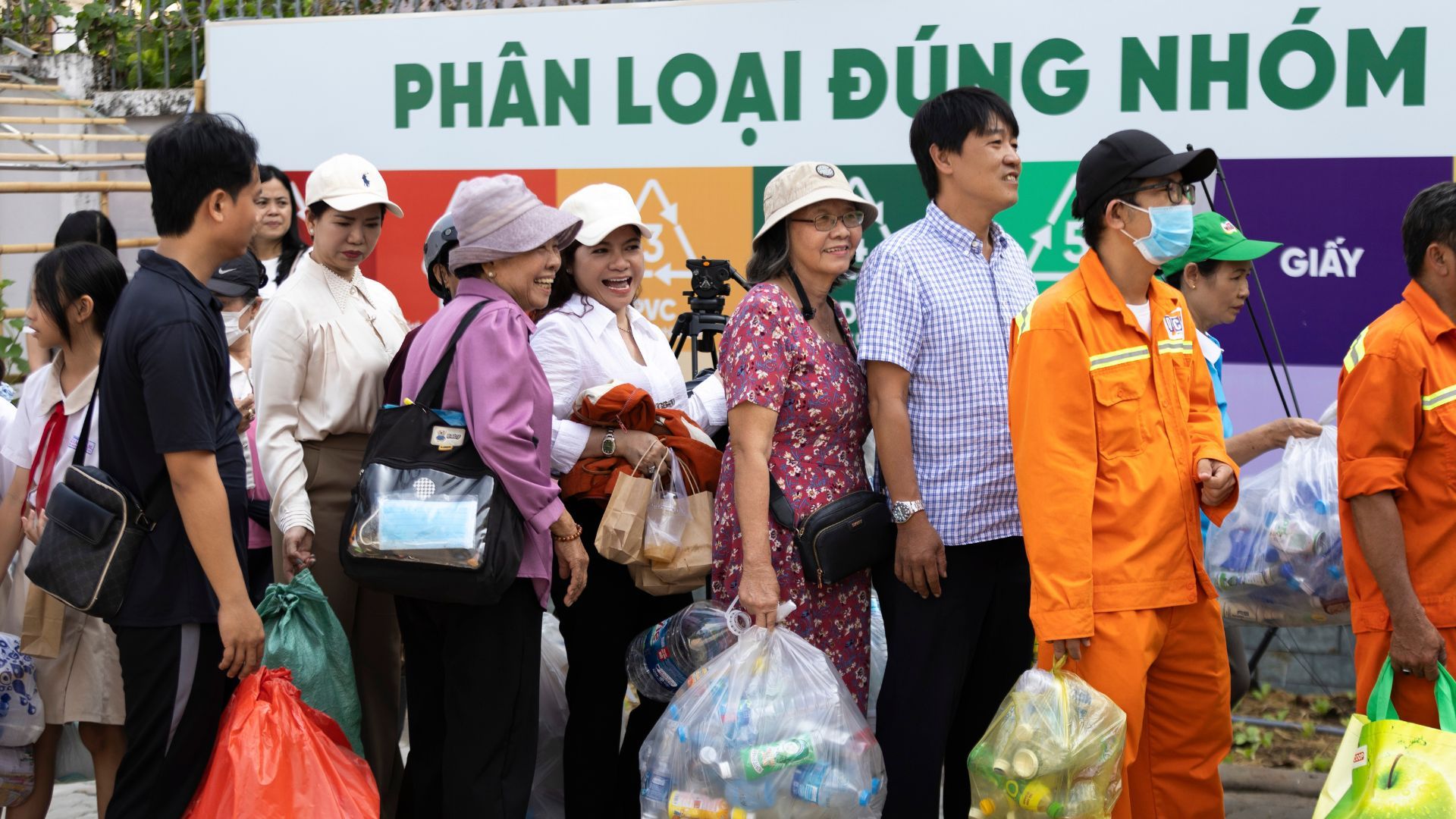 Người dân phường Tân Mỹ hào hứng sử dụng Trạm MRF