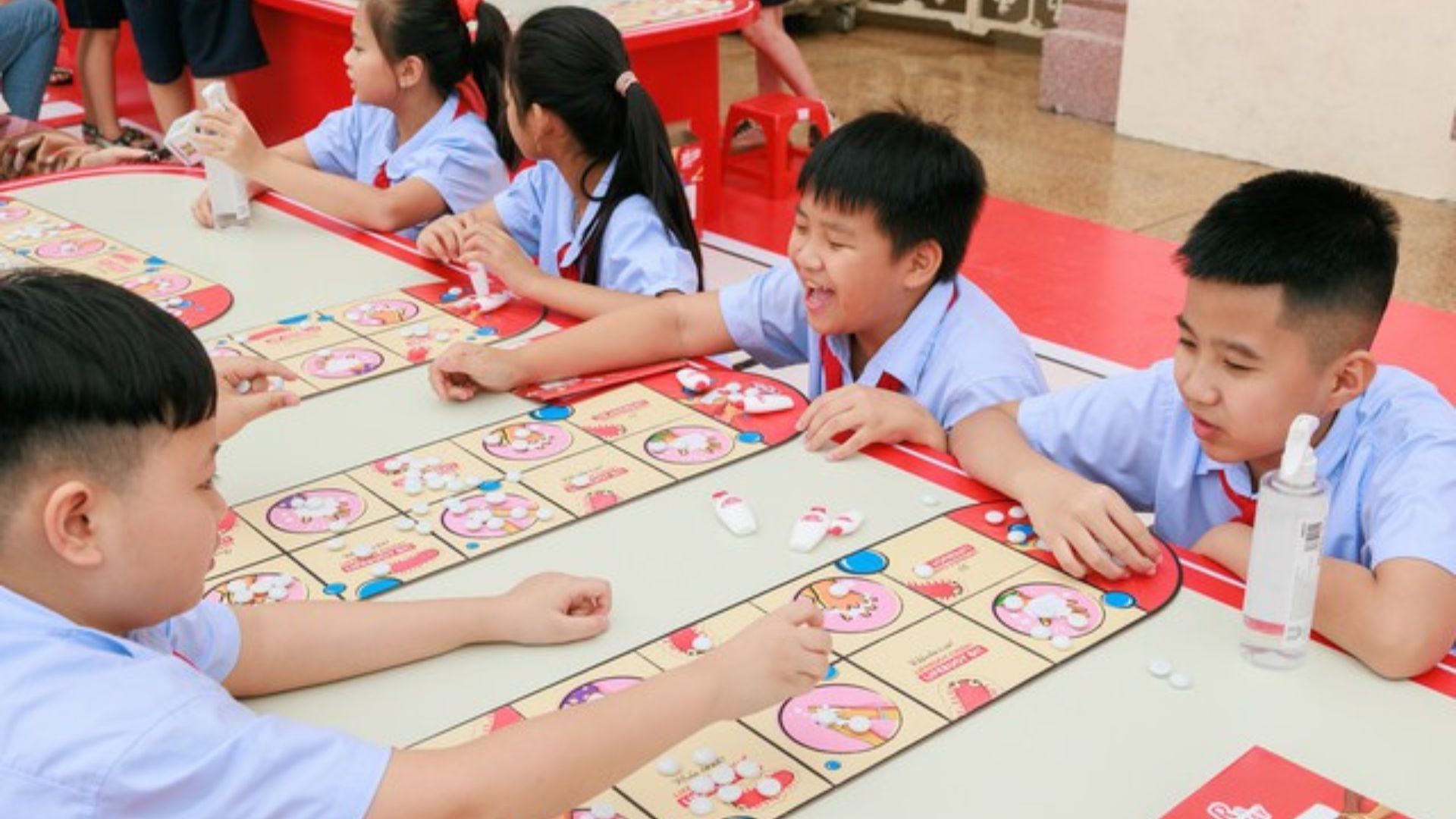 trẻ em chơi trò ô ăn quan Lifebuoy