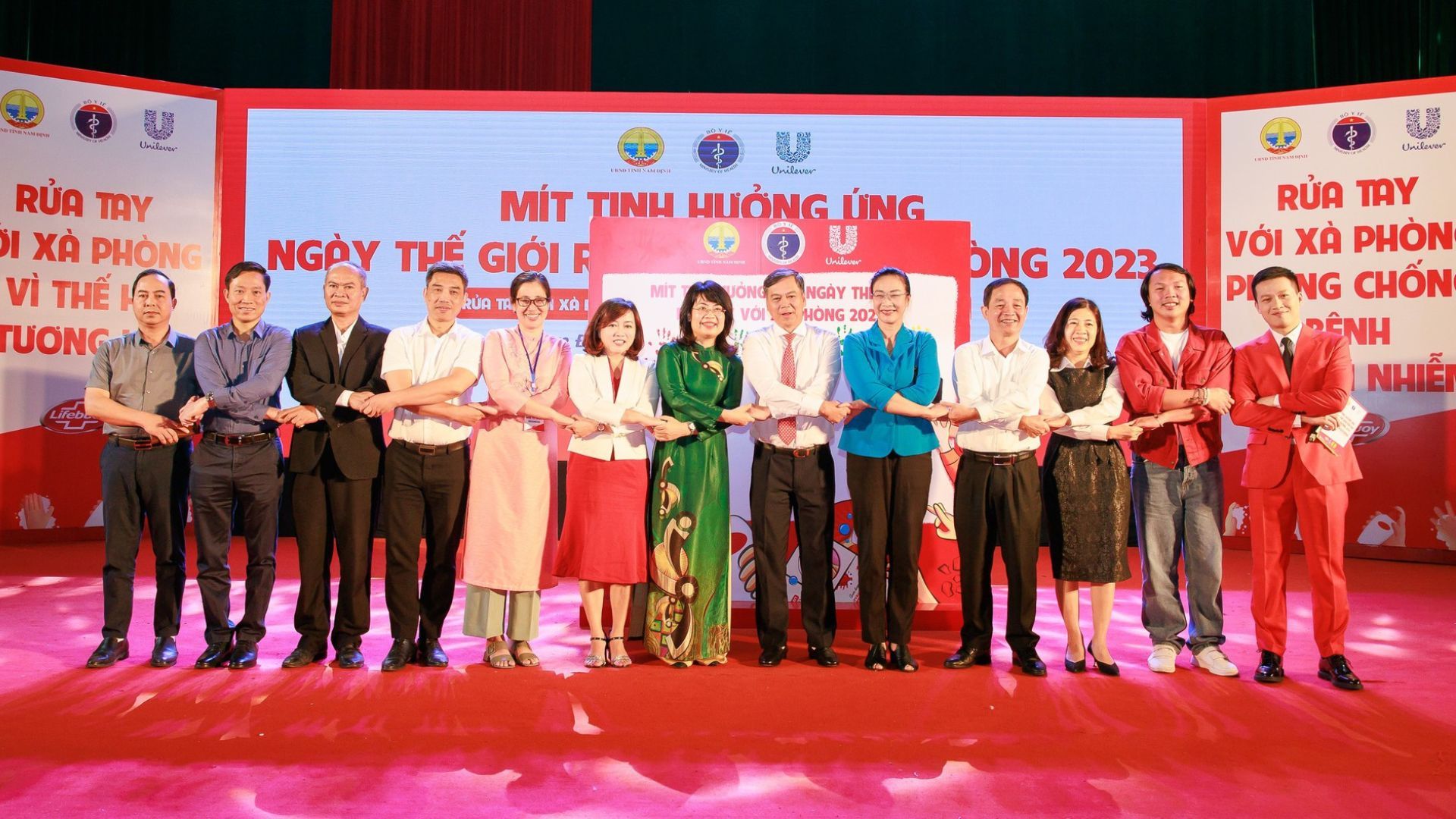 đại biểu Unilever cùng Bộ Y Tế tham gia mít tinh