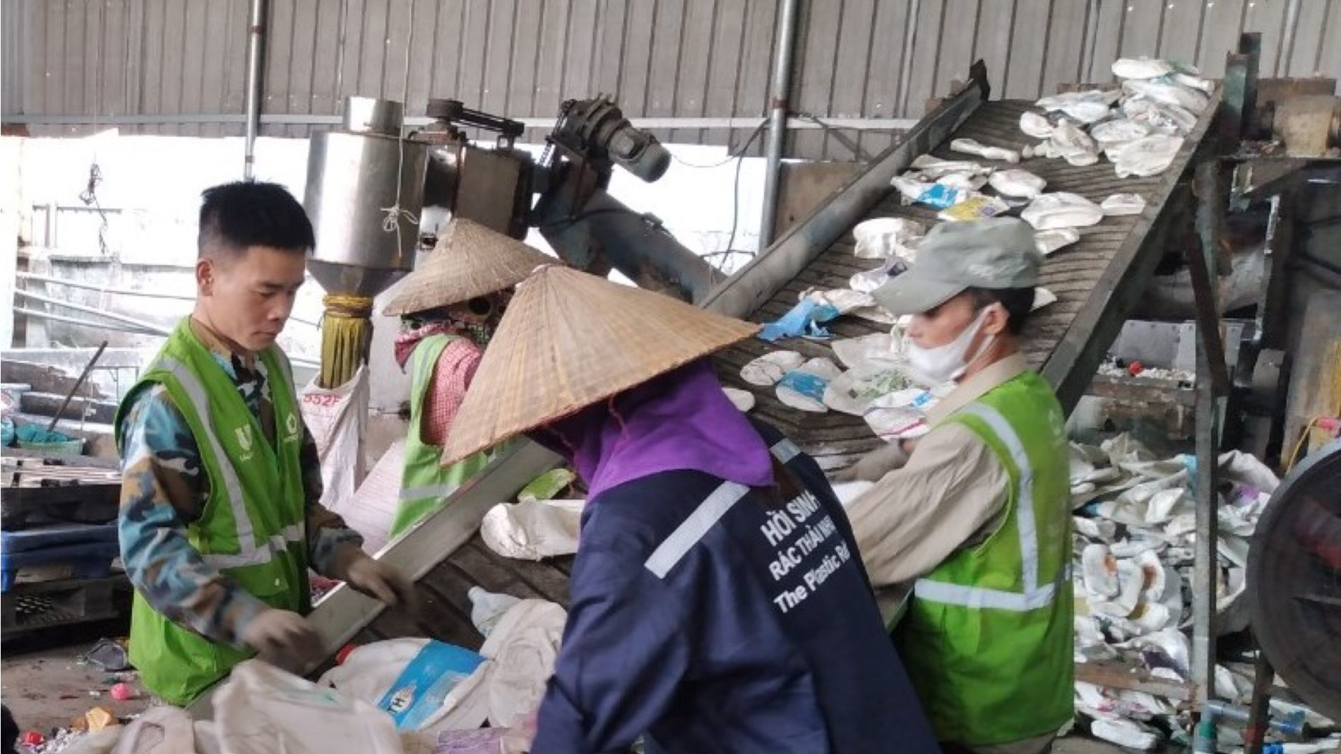 Unilever đã thu gom và tái chế 25.000 tấn rác thải nhựa để tái sử dụng cho chính sản phẩm của doanh nghiệp.