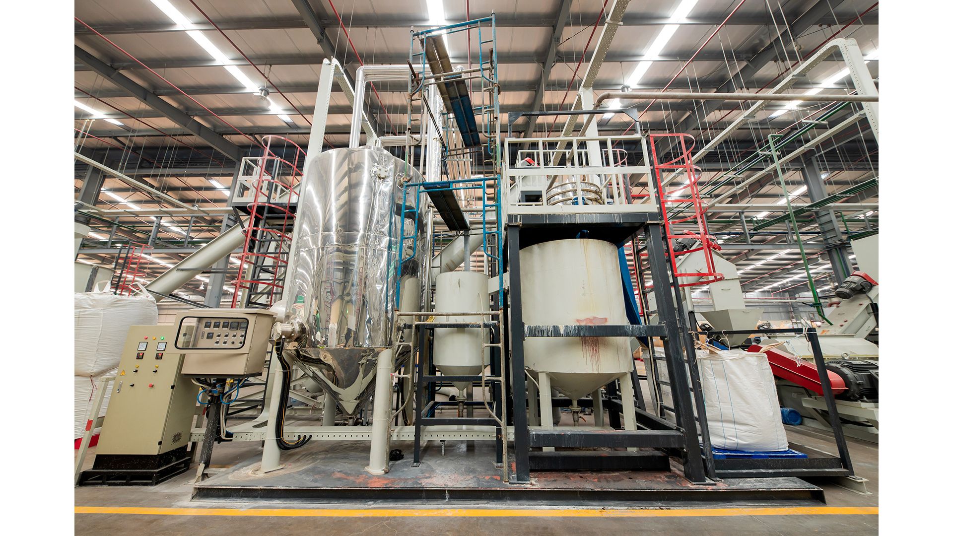 Bên trong nhà máy tái chế của Tái Chế Duy Tân