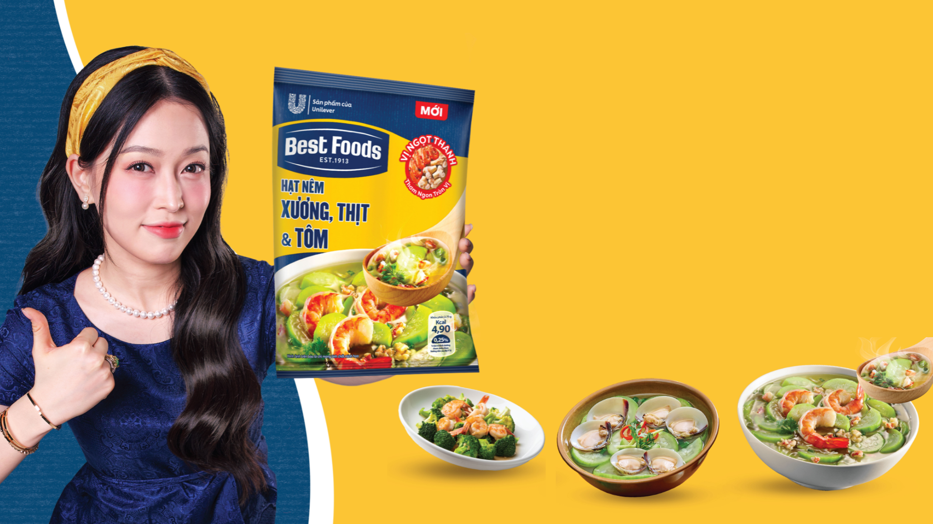 Người phụ nữ mỉm cười giơ ngón tay cái và giới thiệu gói gia vị Best Foods bên cạnh các bát súp tôm và rau.