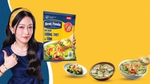 Người phụ nữ mỉm cười giơ ngón tay cái và giới thiệu gói gia vị Best Foods bên cạnh các bát súp tôm và rau.