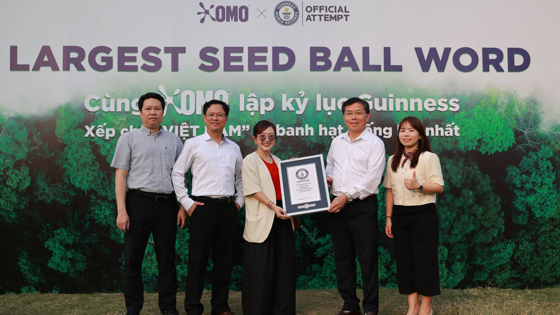 OMO chính thức hoàn thành hành trình thiết lập Kỷ lục Guinness Thế giới - Xếp chữ “Việt Nam” từ banh hạt giống lớn nhất. 