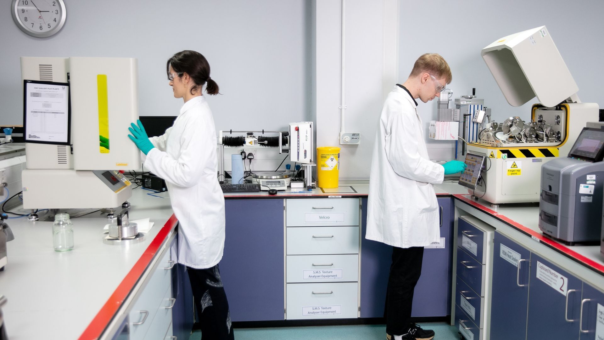 Hai nhà khoa học về vật liệu đóng gói của Unilever đang thử nghiệm các mẫu để kiểm tra tính chất bảo vệ ngăn cách của chúng đối với độ ẩm, oxy và ánh sáng.