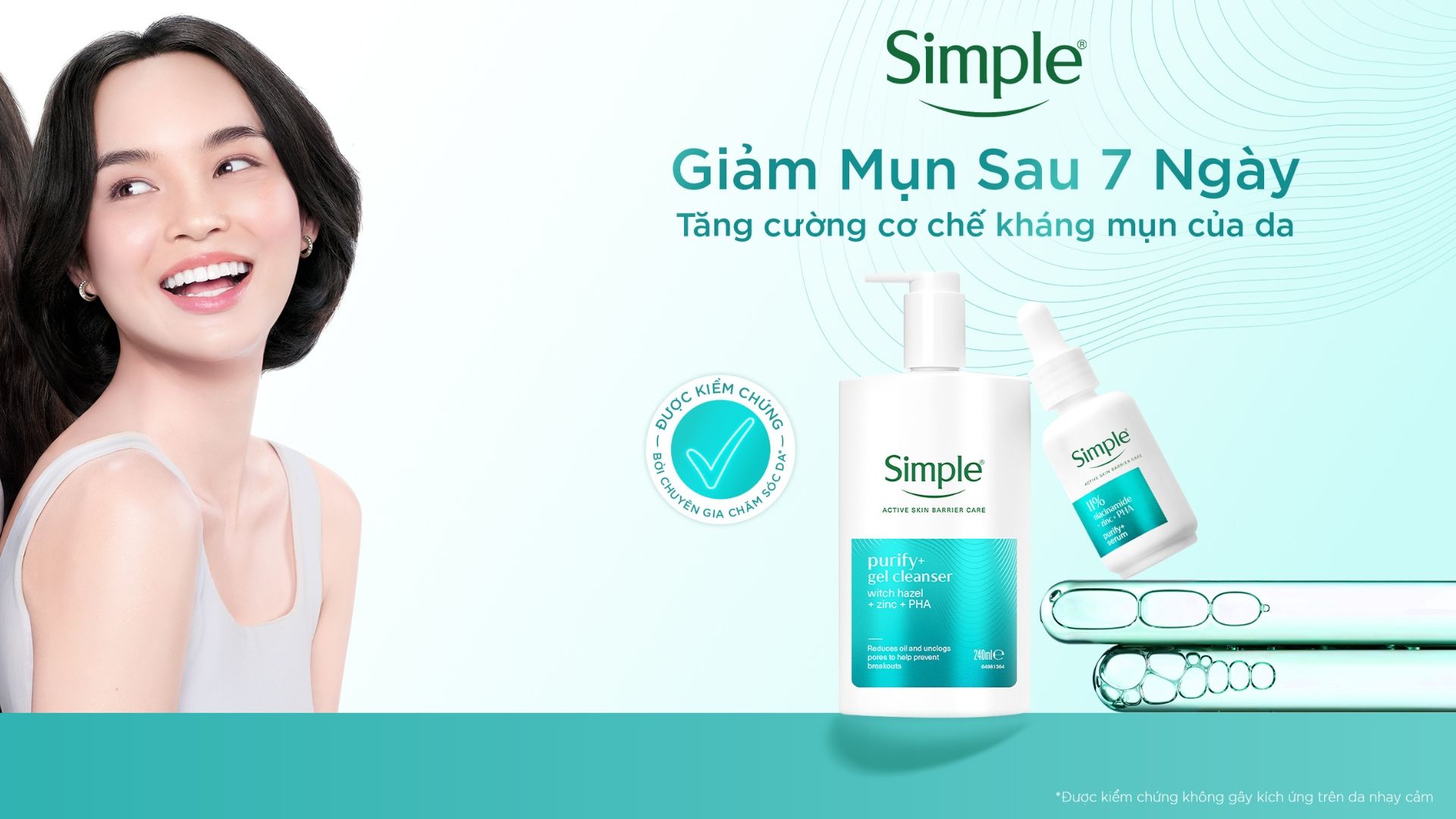 Người phụ nữ mỉm cười bên cạnh sữa rửa mặt và serum Simple quảng bá giảm mụn trong bảy ngày.