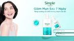 Người phụ nữ mỉm cười bên cạnh sữa rửa mặt và serum Simple quảng bá giảm mụn trong bảy ngày.