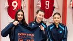 Ba cô gái ngồi trong phòng thay đồ của Arsenal FC, cầm chiếc áo thun với dòng chữ: “Mọi vết bẩn đều nên là một phần của cuộc chơi”