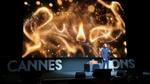 Leandro Barreto phát biểu trên sân khấu Cannes Lions, phía sau là hình ảnh những ngọn lửa