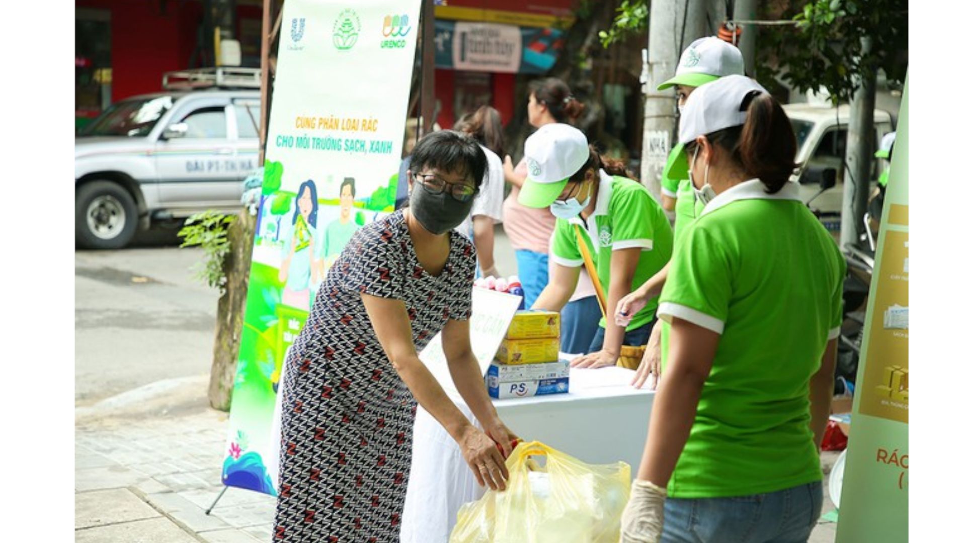 Unilever tổ chức thu gom rác nhựa đổi quà tặng cho người dân