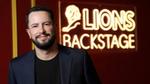Leandro Barreto tại Cannes Lions 2026, đứng trước bảng đèn neon “Lions Backstage”.