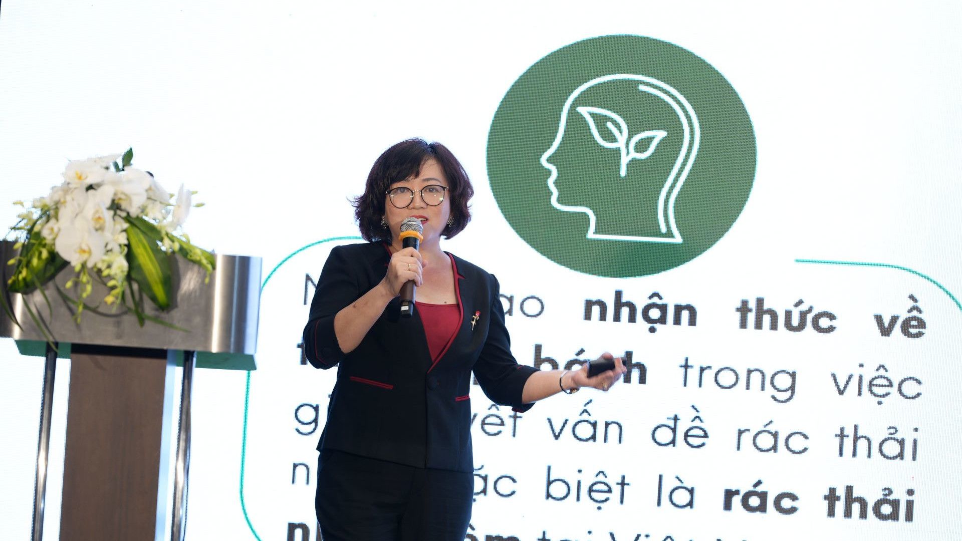 Bà Lê Thị Hồng Nhi phổ biến thể lệ cuộc thi