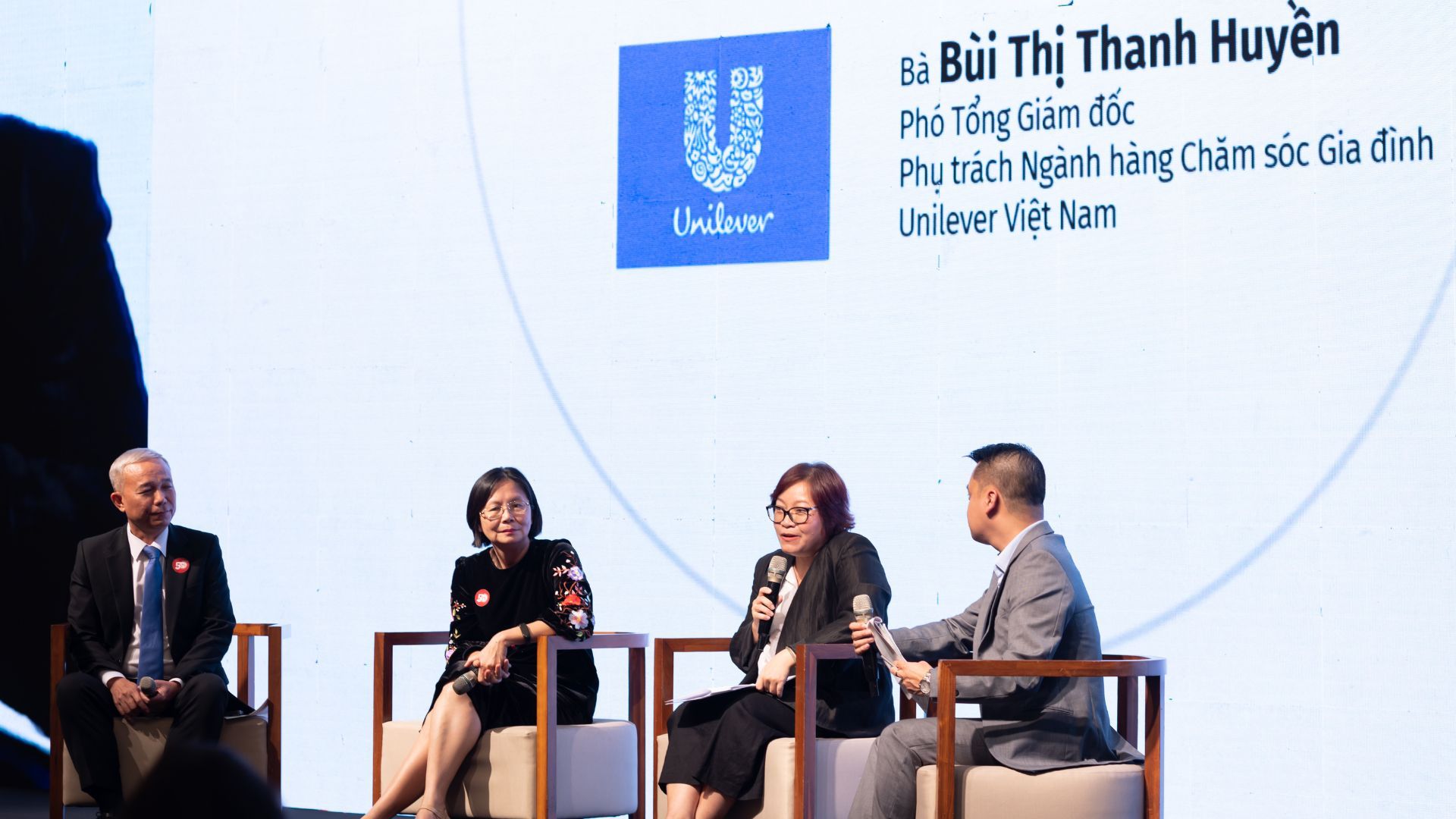 Bà Bùi Thị Thanh Huyền, Phó Tổng Giám đốc phụ trách Ngành hàng Chăm sóc Gia đình - Unilever Việt Nam tham gia đối thoại tại sự kiện