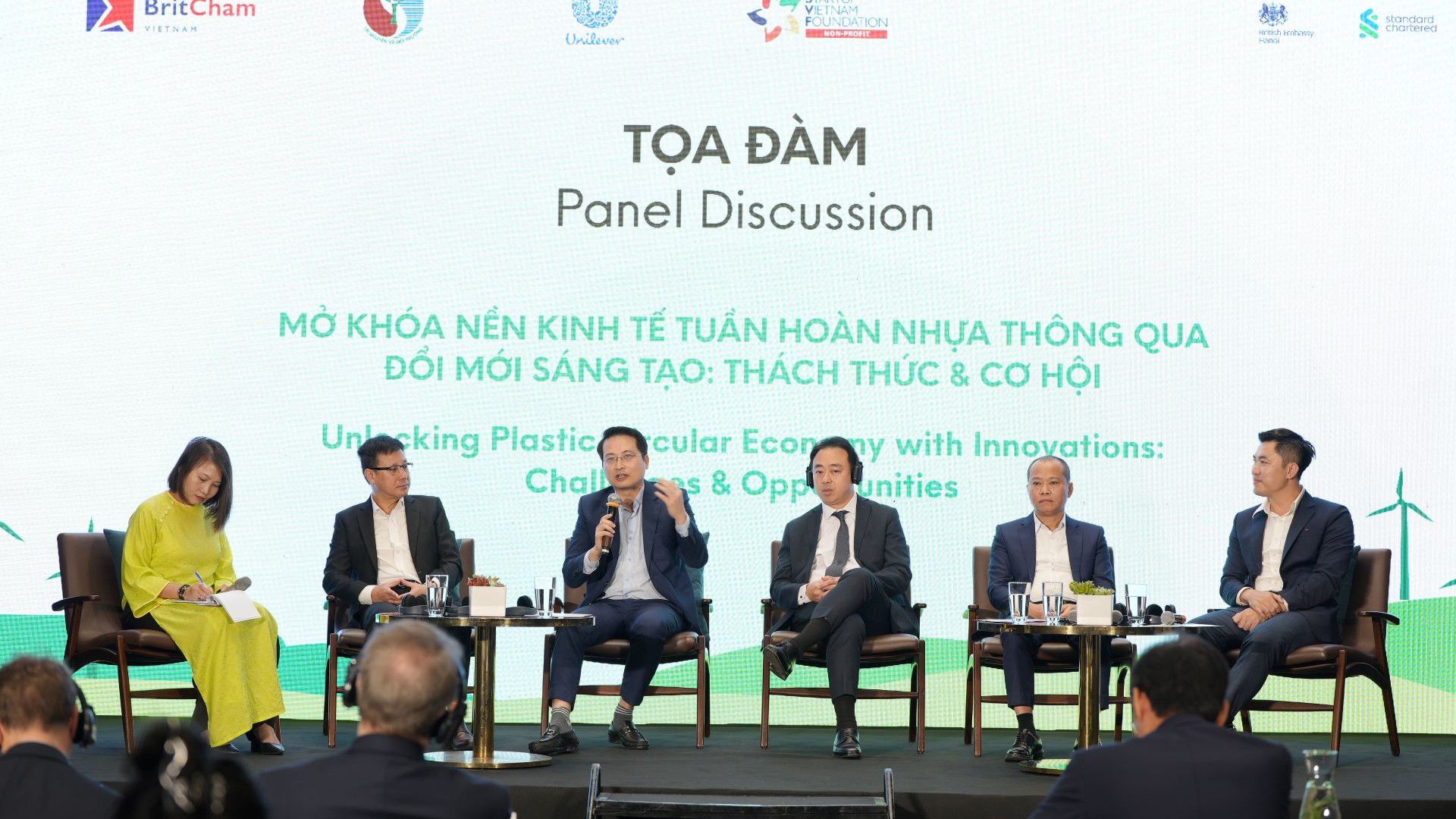 Các đại biểu tham gia tọa đàm về các thách thức & cơ hội trong tuần hoàn nhựa