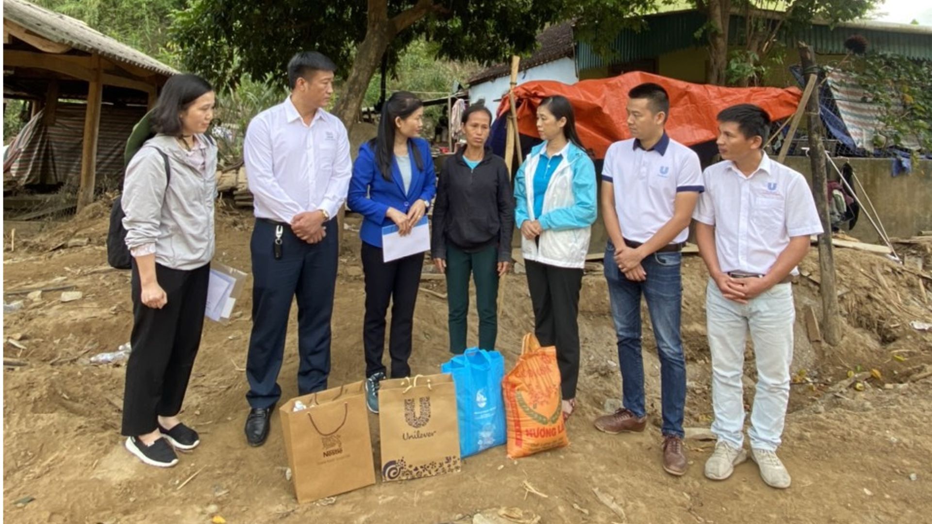 Unilever hỗ trợ phụ nữ chịu ảnh hưởng của bão lũ