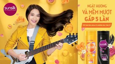 Cô gái với mái tóc mềm mượt ngát hương chơi guitar say mê cạnh dầu gội Sunsilk