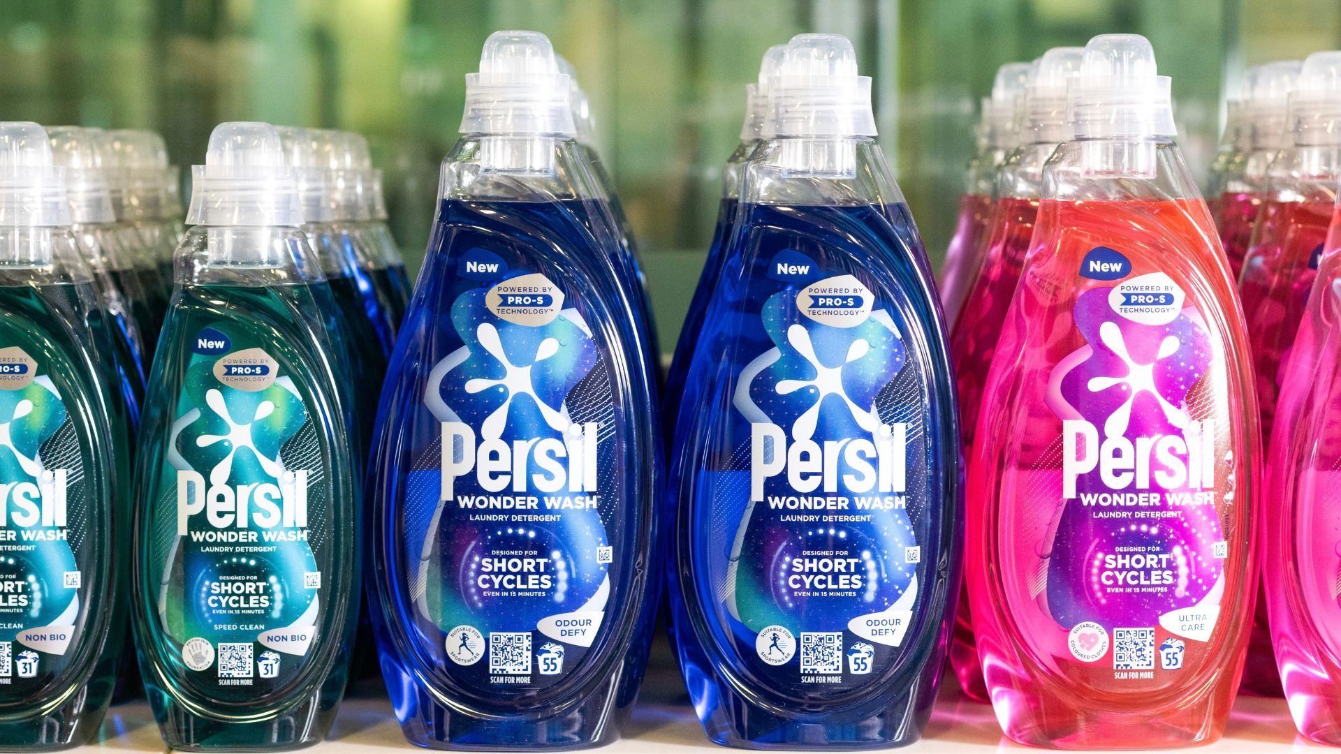 Dàn sản phẩm chai Persil Wonder Wash thuộc ngành hàng Chăm sóc gia đình của Unilever.