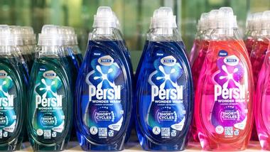 Dàn sản phẩm chai Persil Wonder Wash thuộc ngành hàng Chăm sóc gia đình của Unilever.